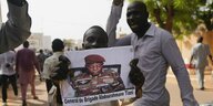 Anhänger des Putsches demonstrieren mit einem Bild von General Abdourahmane Tchiani am Sonntag in Niamey