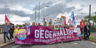 Demonstration in Magdeburg mit Protestbanner: Gegenhalten
