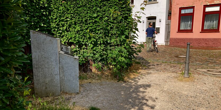 Blick auf die Nische mit den drei Sichtbeton-Quadern, die das Denkmal ausmachen