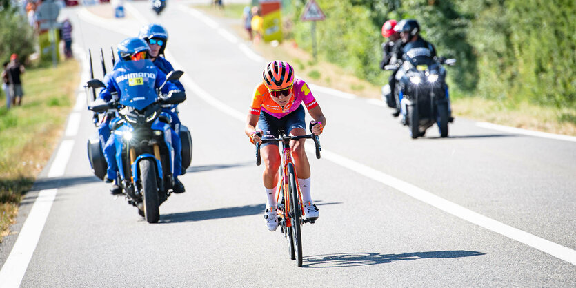 Ausreißversuch auf Etappe fünf: Ricarda Bauernfeind enteilt dem Peloton.