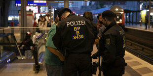 Personenkontrolle durch Bundespolizisten am Bahnsteig