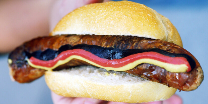 Bratwurstbrötchen mit Senf in Nationalfarben