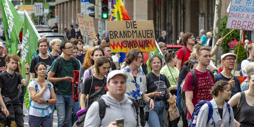 Protestzug durch die Innenstadt von Magdeburg gegen die AfD - Protestschild: Die Brandmauer sind wir !