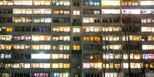 In einem Plattenbau sind die meisten Fenster beleuchtet