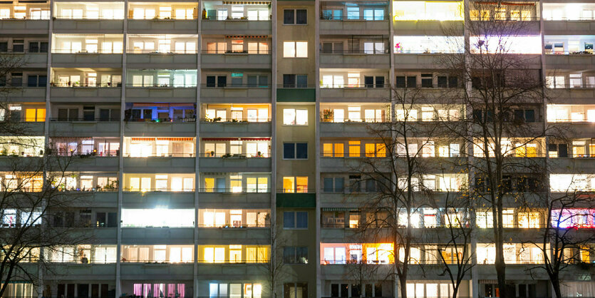 In einem Plattenbau sind die meisten Fenster beleuchtet