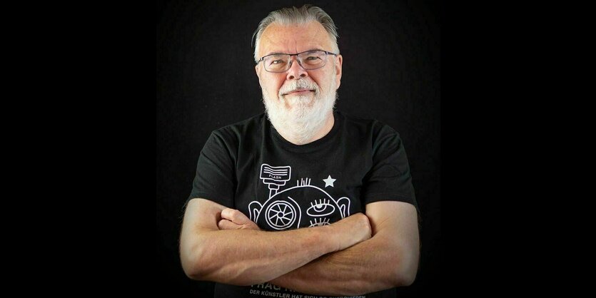 Porträt von Günter Gehl in einem schwarzen T-Shirt