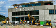 Blick auf das Werk der Tesla Gigafactory Berlin-Brandenburg vom US-Elektroautobauer Tesla. Bagger graben das Gelände um