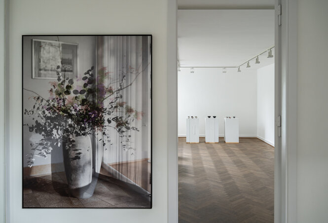 Blick in die Ausstellung, vorne links die Fotografie einer Bodenvase