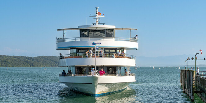 Bootssteeg und Schiff auf einem See