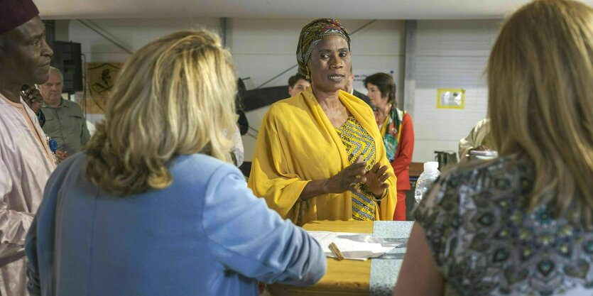 Bundesentwicklungsministerin Svenja Schulze im Gespräch mit den Präsidenten der Regionalräte und Bürgermeister und Bürgermeisterinnen Niamey, Niger am 12.04.2023