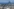 Rauch steigt über einer Stadt auf.