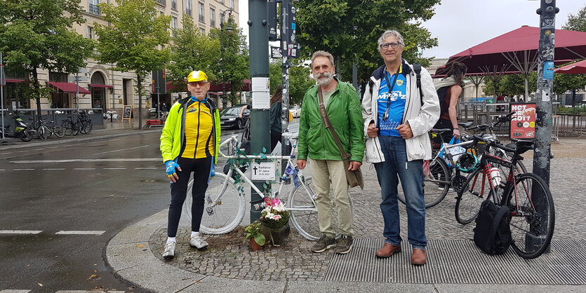 Sportsfreunde von Christan Jäger haben am Unfallort frische Blumen hingestellt und aufgeräumt