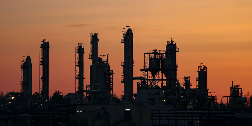 Silhouette einer Industrieanlage vor dem Sonnenuntergang