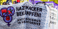 Antifa-Demonstrant*innen tragen ein Banner mit der Aufschrift „Nazimacker bekämpfen, Antifaschismus in die Offensive“ bei einer Demonstration.