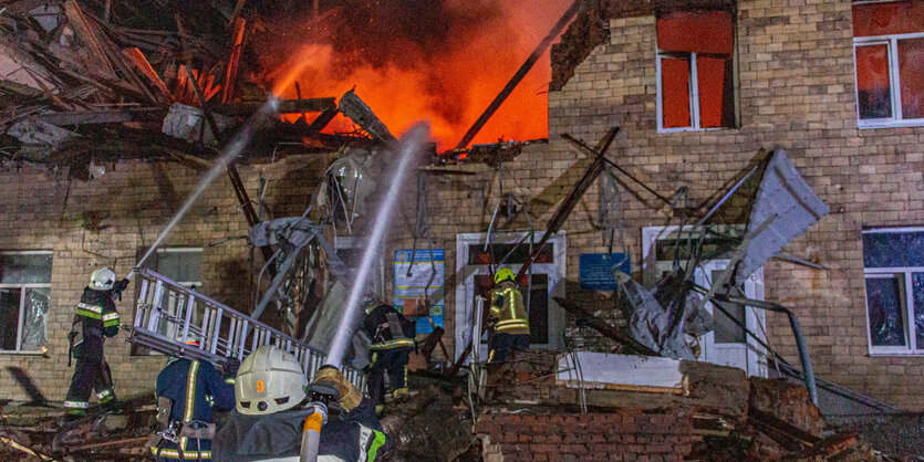 Feuerwehr löscht ein brennendes Haus, das in der Nacht Charkiw von einer russischen Drohne getroffen wurde.