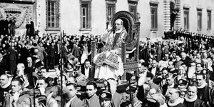 Papst Pius der XII. auf einen getragenen Thron.