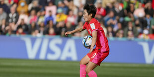 Ji So-yun bei der Ballannahme im Stadion