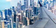 Blick aus einem Flugzeug auf die Skyline von Doha.