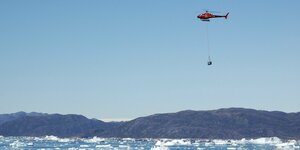 Hubschrauber über Meer und Landschaft