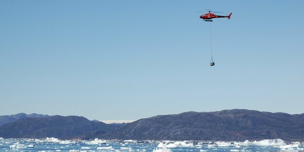 Hubschrauber über Meer und Landschaft