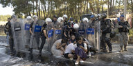 Türkische PolizistInnen gehen bei der Räumung des Akbelen-Waldes gegen KlimaaktivistInnen vor.