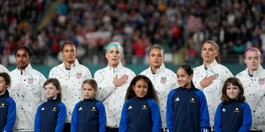US-Nationalspielerinnen in einer Reihe beim Abspielen der Nationalhymne