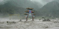 Ein traditionelles Tor steht am Stadtrand von Peking in den Fluten