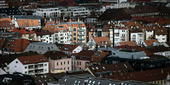 Blick über Wohnhäuser in einer Stadt.