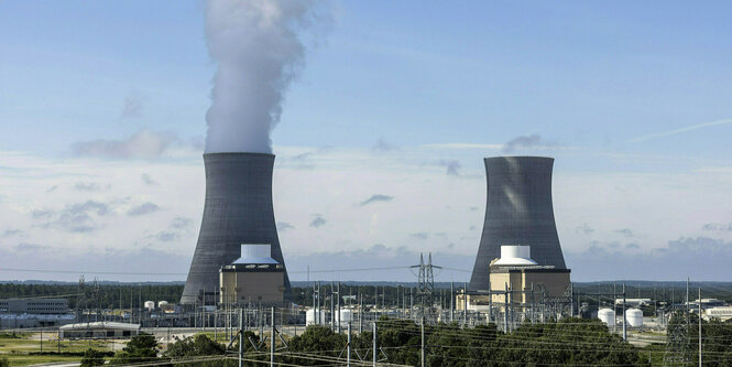 Die Blöcke 3 (l) und 4 im Kraftwerk Vogtle - dem Kühlturm links entweicht Wasserdampf