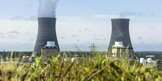 Atomkraftwerk mit Dampf.