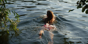 Frau schwimmt im Schlachtensee