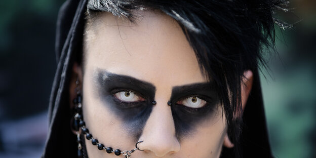 Ein Gotic-Fan mit dunkel umschatteten Augen