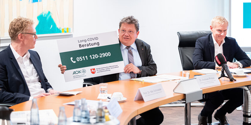 Der MHH-Mediziner Nils Schneider, Gesundheitsminister Andreas Philippi und AOK-Vorstand Jürgen Peter bei der Pressekonferenz zur Vorstellung der Long-Covid-Hotline