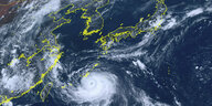Satellitenbild von Japan mit Taifun Khanun