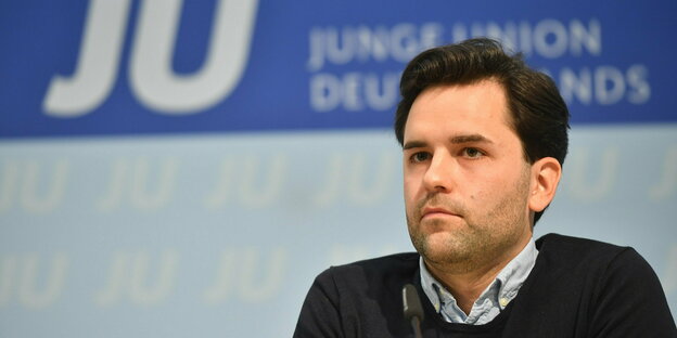 Johannes Winkel, damaliger nordrhein-westfälischer Landesvorsitzender der Jungen Union (JU), sitzt zum Auftakt des Deutschlandtages der Jungen Union auf der Bühne