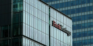 Glas-Fassade mit der Firmenaufschrift von FitchRatings