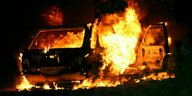 Ein lichterloh brennendes Auto in der Nacht