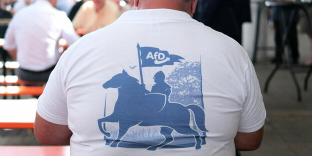 Ein Delegierter der AFD- Europawahlversammlung trägt ein T-shirt mit der Reiterfigur vom Wappen des Bördekreises mit AFD-Schriftzug