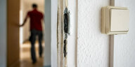 Spuren eines Einbruchs sind an einer Wohnungstür in einem leerstehenden Gebäude im Zwickauer Stadtteil Eckersbach zu sehen