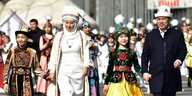 Der kirgisische Präsident und seine Familie nehmen traditionell gekleidet an Feierlichkeiten zum Neuen Jahr in Bischkek teil