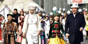 Der kirgisische Präsident und seine Familie nehmen traditionell gekleidet an Feierlichkeiten zum Neuen Jahr in Bischkek teil