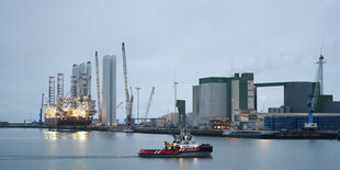 Ein Schleppschiff verlässt einen Hafen