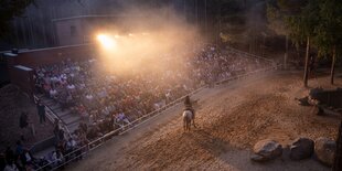 Die Bühne der Karl-May-Spiele in Bischofswerda mit dem Winnetou-Dartseller auf einem Pferd im Abendlicht