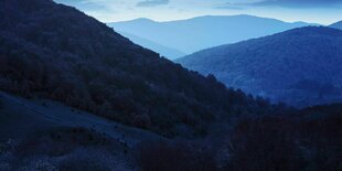 Hang einer Bergkette in der Nacht im Vollmondlicht