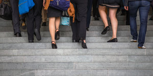 Frauen steigen die Treppen am Bundeskanzlerinnenamt hoch