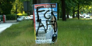 Das an einem Baum angebrachte Plakat der AfD wurde mit dem Schriftzug FCK AFD verziert