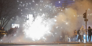 Explodierendes feuerwerk auf einer Straße