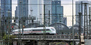 Ein ICE fährt aus dem HauptBahnhof in Frankfurt- im Hintergrund sind Hochhäuser zu sehen