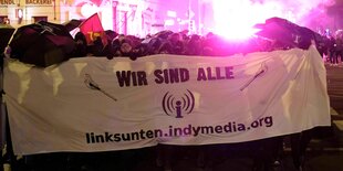 Teilnehmer einer linken Demonstration tragen ein Transparent mit der Aufschrift «wir sind alle linksunten.indymedia.org» und zünden Pyrotechnik