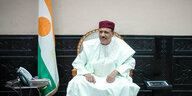 Nigers gewählter Präsident Bazoum vor einer nigrischen Fahne